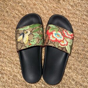Gucci Women's Black and Floral Pattern Sandals